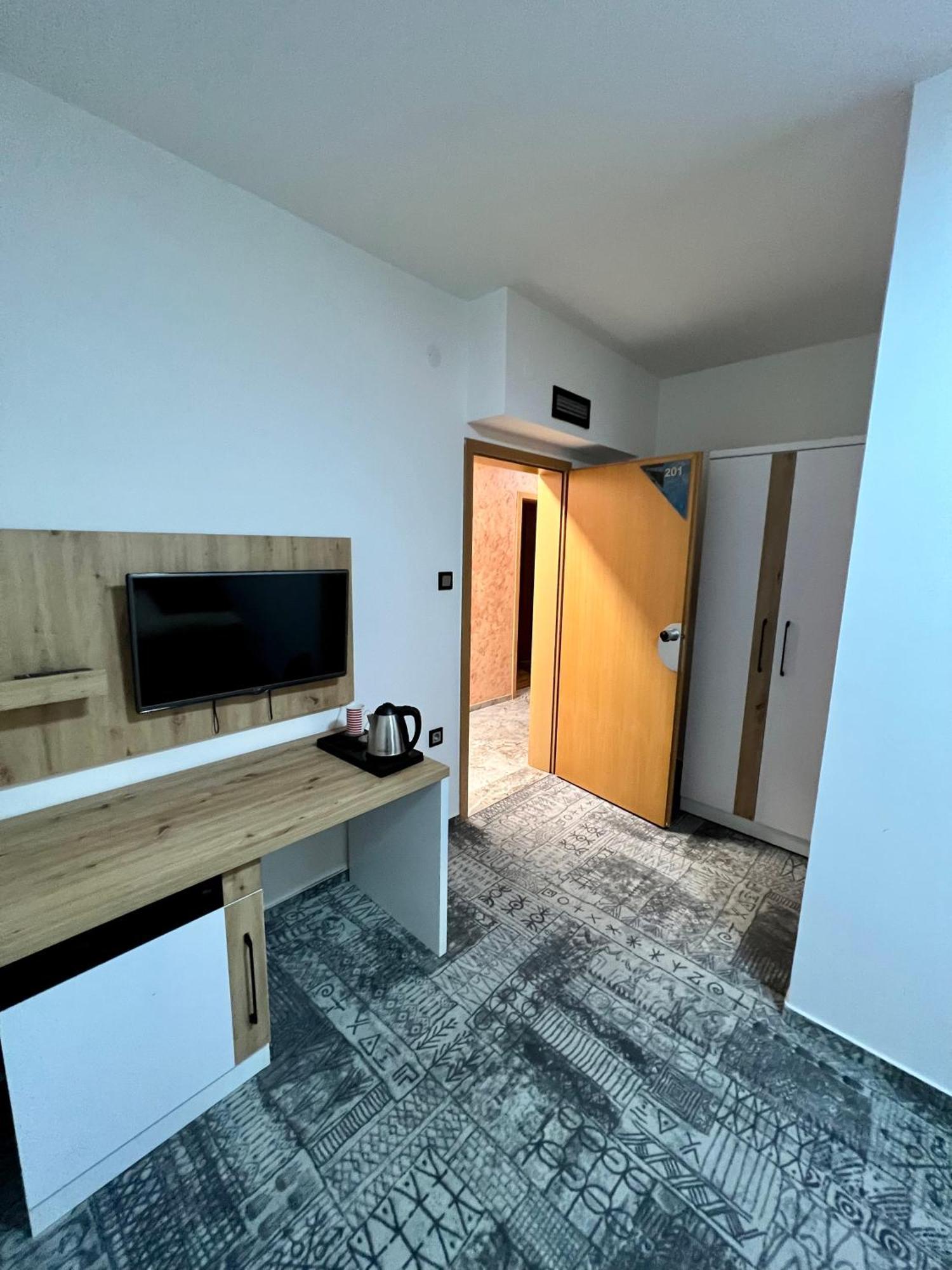 Hotel Brkic Sarajevo Airport - Free Parking Dış mekan fotoğraf