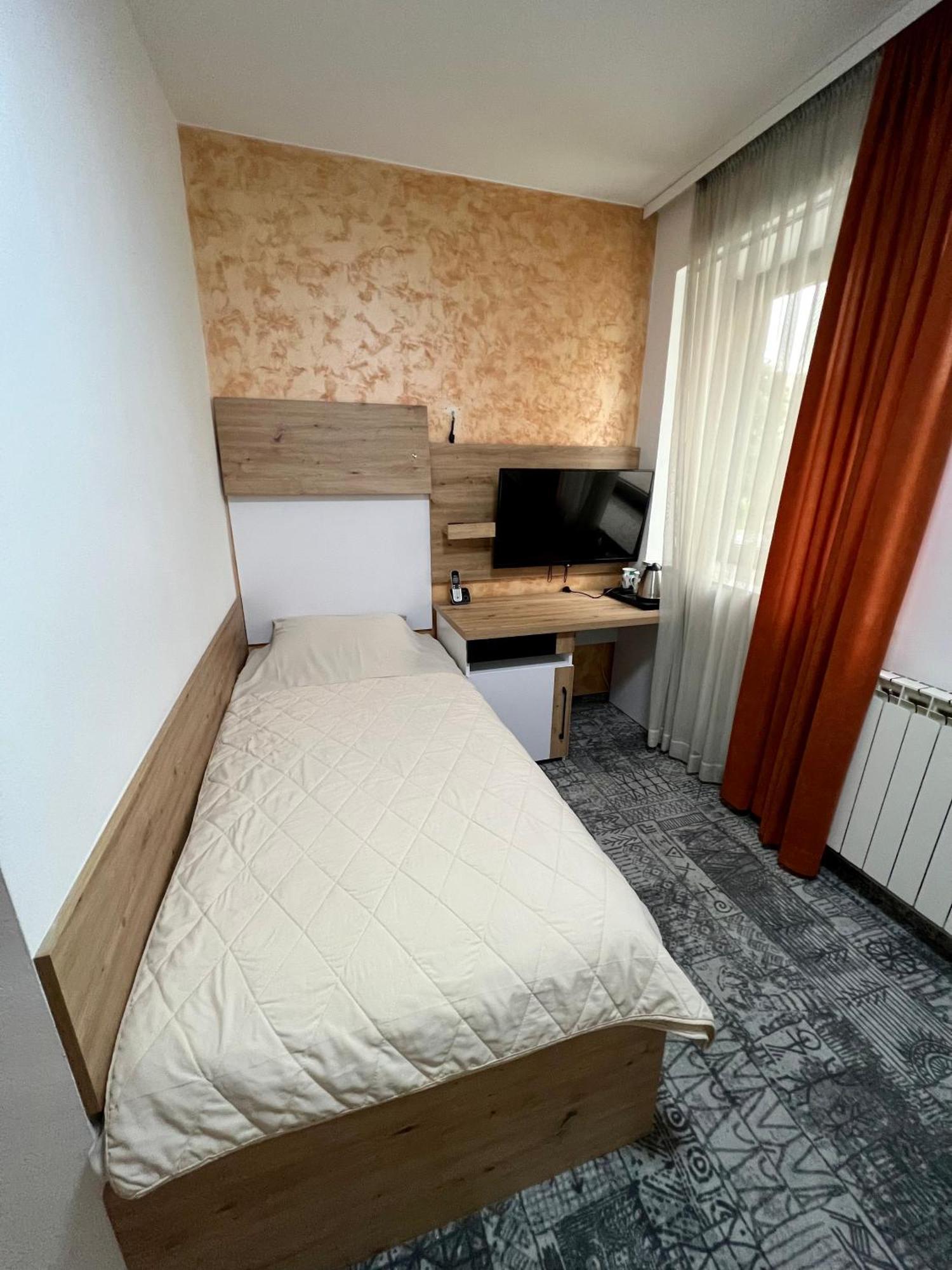 Hotel Brkic Sarajevo Airport - Free Parking Dış mekan fotoğraf